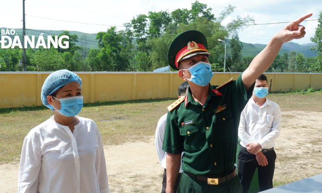 Bác sĩ Ngô Thị Kim Yến (trái) kiểm tra công tác phòng, chống dịch Covid-19. Ảnh: P.C