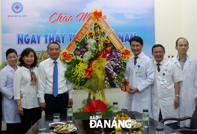 Bí thư Thành ủy Trương Quang Nghĩa (thứ 3, từ trái sang) chúc mừng Khoa Khám và Quản lý sức khỏe cán bộ thành phố nhân Ngày Thầy thuốc Việt Nam 27-2. Ảnh: PHAN CHUNG