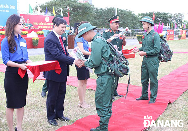 Ông Đặng Việt Dũng, Phó Chủ tịch Thường trực UBND thành phố tặng hoa chúc mừng các tân binh quận Thanh Khê. 			      Ảnh: NGỌC PHÚ