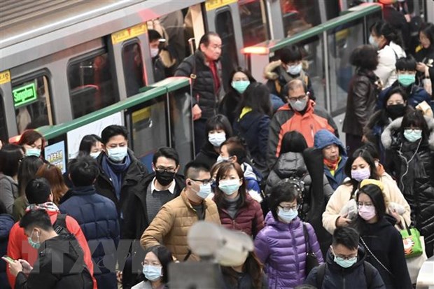 Người dân đeo khẩu trang để phòng tránh lây nhiễm COVID-19 tại Đài Bắc, Đài Loan, Trung Quốc, ngày 30-1-2020. (Ảnh: AFP/ TTXVN)