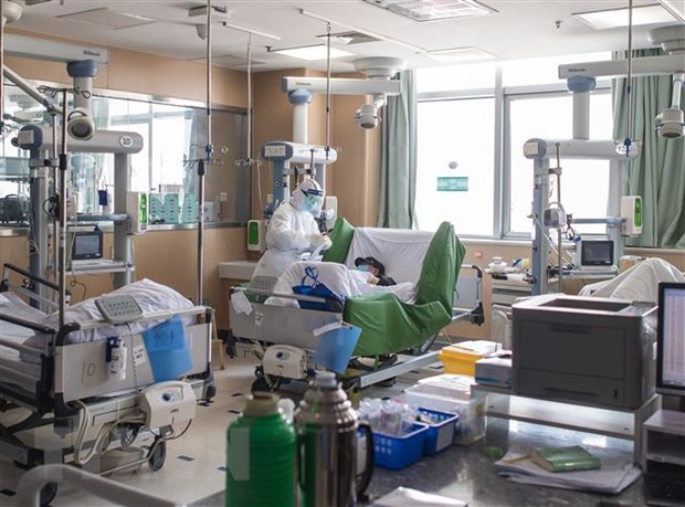 Nhân viên y tế điều trị cho bệnh nhân nhiễm COVID-19 tại bệnh viện ở Vũ Hán, tỉnh Hồ Bắc, Trung Quốc, ngày 22-2-2020. (Ảnh: THX/ TTXVN)