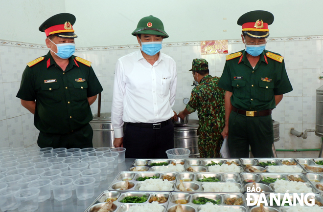 Vice Chairman Chinh (centre) checking the preparations for meals for the isolated people at the Dong Nghe Training Centre