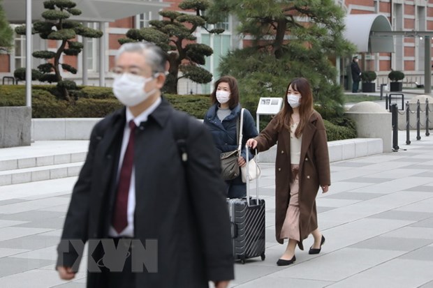 Người dân đeo khẩu trang phòng tránh lây nhiễm virus SARS-CoV-2 tại Tokyo, Nhật Bản, ngày 25/2. (Ảnh: THX/TTXVN)