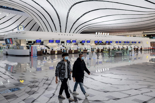 Sân bay quốc tế Đại Hưng ở thủ đô Bắc Kinh vắng vẻ trong ngày 27-2. Ảnh: AFP/Getty Images