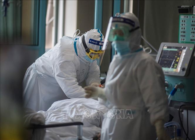 Nhân viên y tế làm việc tại bệnh viện ở Vũ Hán, tỉnh Hồ Bắc, Trung Quốc, ngày 22/2/2020. Ảnh: THX/TTXVN