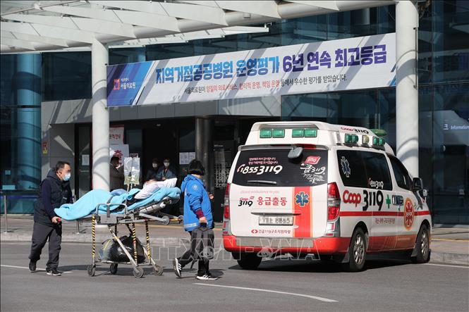 Chuyển bệnh nhân nhiễm COVID-19 tới trung tâm y tế Seoul, Hàn Quốc ngày 27/2/2020. Ảnh: Yonhap/TTXVN