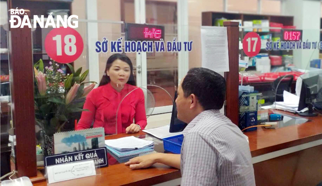 Handling one-stop administrative procedures at the transaction desk of the municipal Department of Planning and Investment in the city's Administration Centre