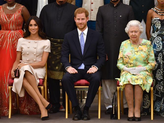 Nữ hoàng Anh Elizabeth II (phải), Hoàng tử Harry (giữa) và Công nương Meghan tại một sự kiện ở London ngày 26/6/2018. Ảnh: AFP/ TTXVN