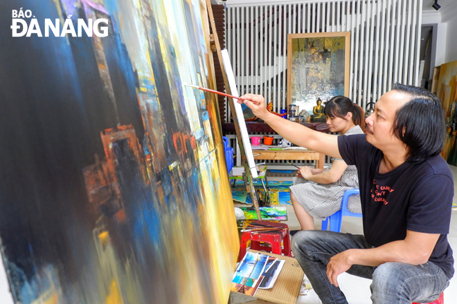 Vợ chồng họa sĩ Ngô Thanh Hùng, Đặng Thị Phượng đang sáng tác tại xưởng vẽ.Ảnh: M.H
