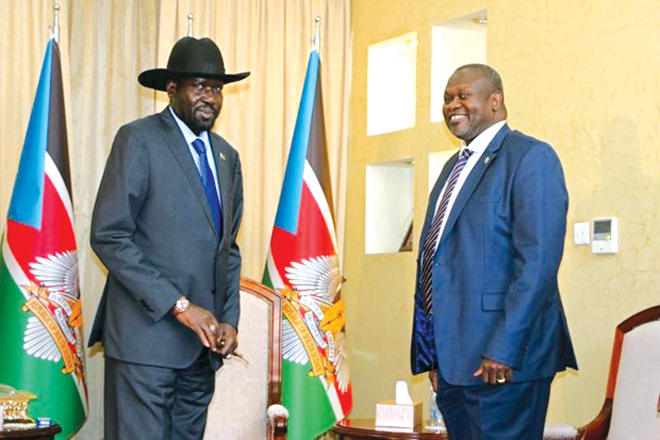 Tổng thống Nam Sudan Salva Kiir Mayardit (trái) và lãnh đạo phe đối lập Riek Machar.  Ảnh: Yahoo News