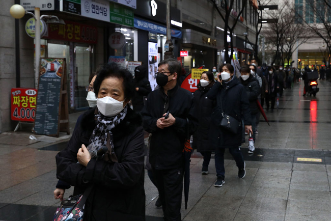 Người dân đeo khẩu trang trên đường phố Seoul, Hàn Quốc. Ảnh: Getty Images