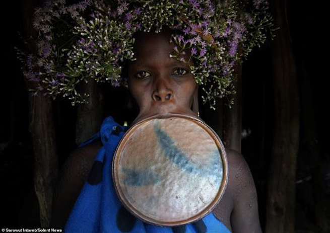 Phụ nữ Ethiopia tự hào lồng đĩa vào môi thể hiện đẳng cấp xã hội