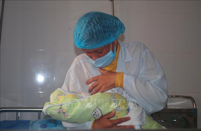 Hỗ trợ kịp thời sản phụ sinh con ngay cổng bệnh viện