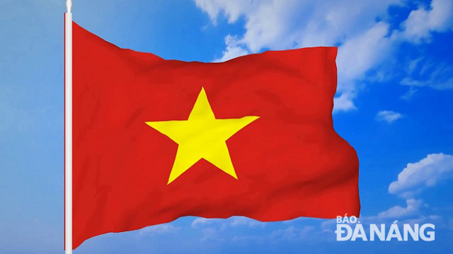 Treo cờ nhân kỷ niệm 90 năm Ngày thành lập Đảng bộ thành phố và 45 năm Ngày giải phóng Đà Nẵng