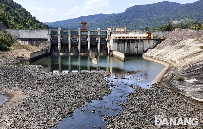 On Saturday afternoon, the Song Bung 5 hydroelectric reservoir storing water, making river dry up