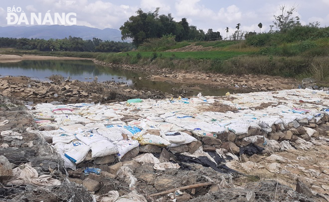 The upstream of the temporary water dam has been built at the mouth of the Quang Hue River in Quang Nam Province’s Dai Loc District dried up on Saturday