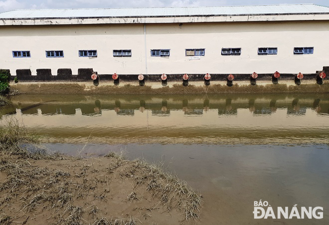 Pumps at the Ai Nghia Public Pumping Station stopped working on Saturday because the water level of the Vu Gia River was very low.