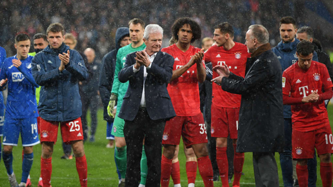 Giám đốc Điều hành Rummenigge (áo xanh, phải) cùng cầu thủ 2 đội bày tỏ sự đoàn kết và chia sẻ cùng Chủ tịch Hoffenheim Dietmar Hopp (áo vest) trước phản ứng của một số cổ động viên Bayern quá khích.                      Ảnh: KICKER