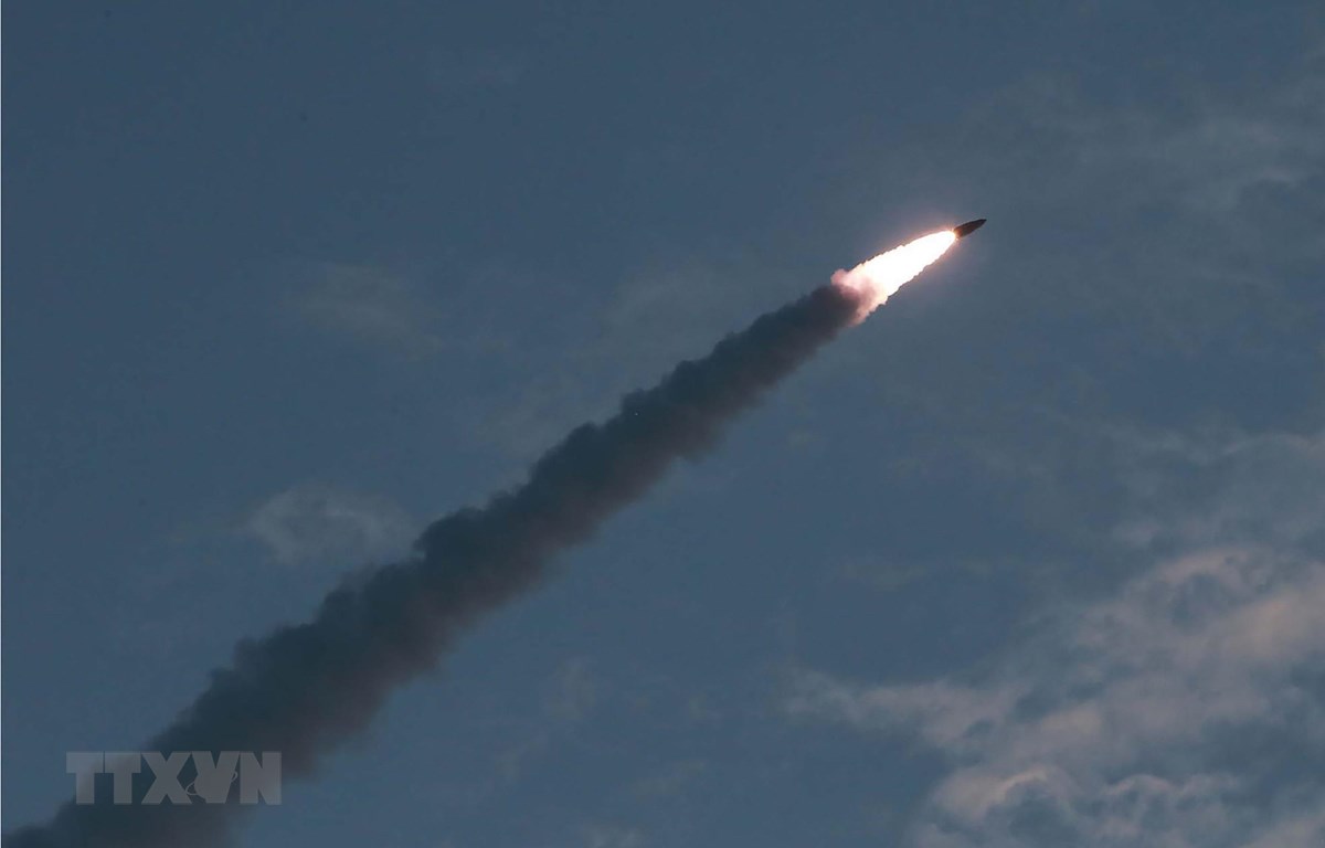 Một vụ thử tên lửa đạn đạo tầm ngắn kiểu mới tại địa điểm không xác định ở Triều Tiên ngày 25/7/2019. (Ảnh: AFP/TTXVN)