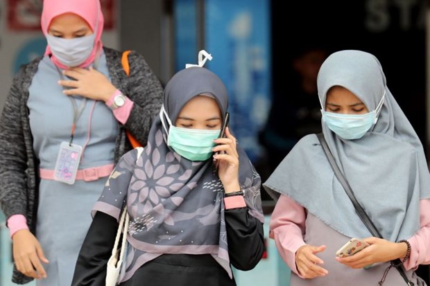 Người dân Indonesia đeo khẩu trang phòng chống dịch Covid-19. (Nguồn: EPA-EFE)