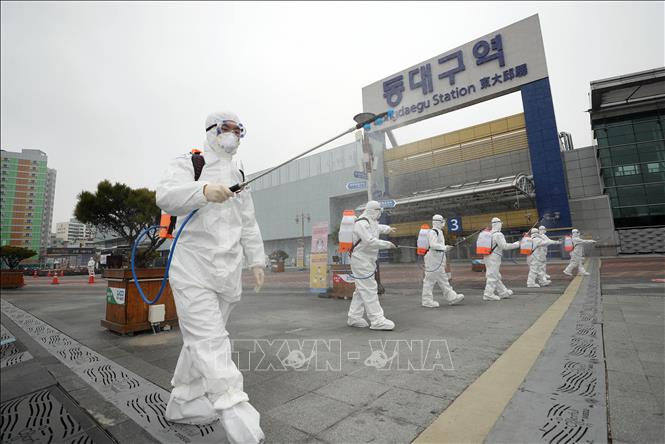 Lực lượng kiểm dịch phun thuốc khử trùng nhằm ngăn dịch COVID-19 lây lan tại Daegu, cách Seoul (Hàn Quốc) khoảng 300 km về phía Đông Bắc ngày 29-2-2020. Ảnh: YONHAP/TTXVN
