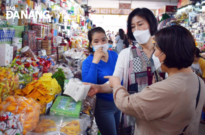 Foreign shoppers at the Han Market 