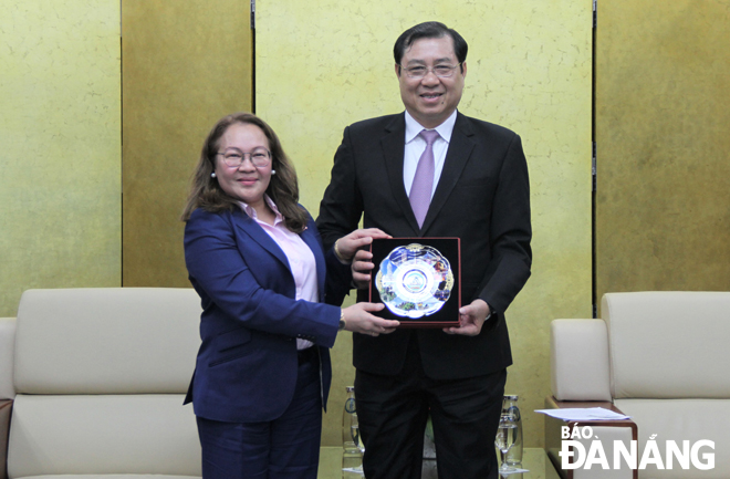 Chủ tịch UBND thành phố Huỳnh Đức Thơ (bìa phải) tiếp Đại sứ Malaysia tại Việt Nam Shariffah Norhana Syed Mustaffa. Ảnh: LAM PHƯƠNG