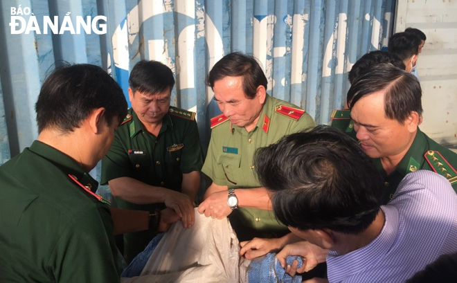 Lực lượng Bộ đội Biên phòng phối hợp với các lực lượng chức năng kiểm tra hàng hóa nhập lậu tại cảng Tiên Sa. 			    	                       Ảnh: HẢI VÂN