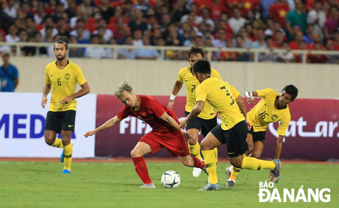 Nhiều khả năng, trận đấu Việt Nam (áo đỏ) - Malaysia (áo vàng) trên sân Bukit Jalil (Malaysia) sẽ diễn ra không có người xem.Ảnh: ĐỨC CƯỜNG