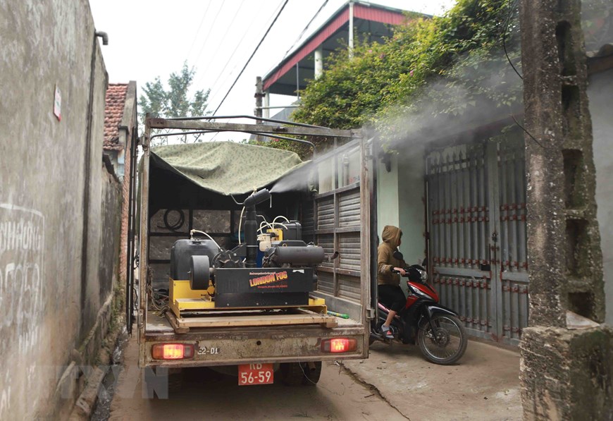 Xe của Tổ quân y cơ động phun thuốc khử khuẩn trên địa bàn xã Sơn Lôi. (Ảnh: Hoàng Hùng/TTXVN)