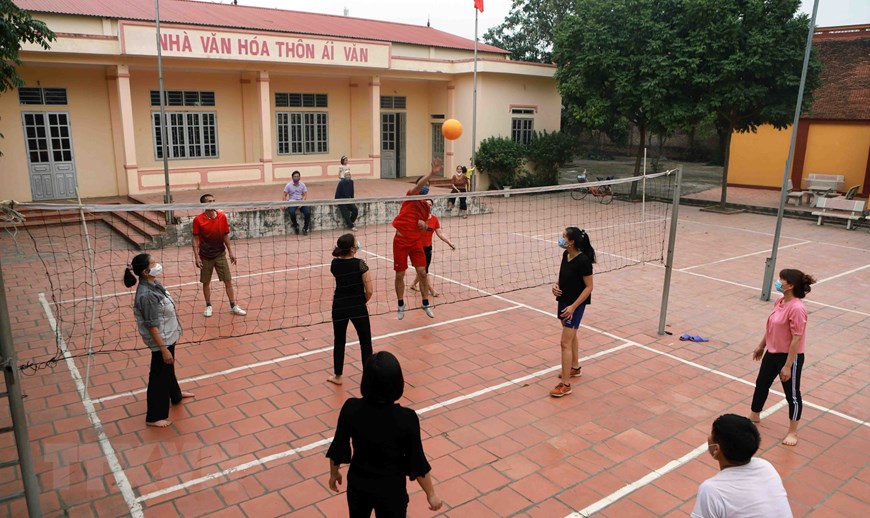 Nhân dân thôn Ái Văn chơi bóng chuyền hơi vào các buổi chiều hàng ngày tại nhà văn hóa. (Ảnh: Hoàng Hùng/TTXVN)