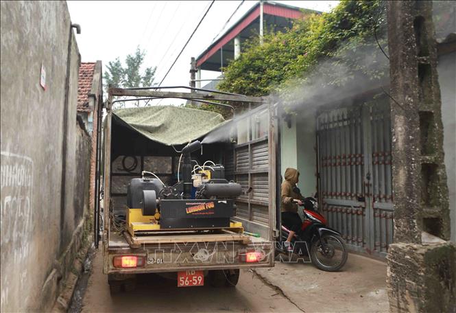 Xe của Tổ quân y cơ động phun thuốc khử khuẩn trên địa bàn xã Sơn Lôi. Ảnh: Hoàng Hùng /TTXVN