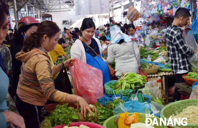 Shoppers at the Dong Da Market