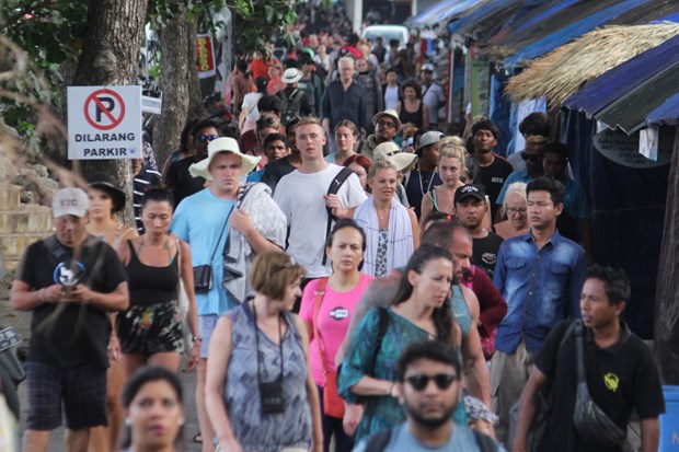 Tourists walk to the pick-up point in Sanur beach, Denpasar after their return from Nusa Penida Island in Bali. (Photo: https://www.thejakartapost.com/)