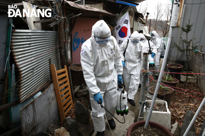 Công tác khử trùng tiếp tục được thực hiện ở Seoul (Hàn Quốc) ngày 3-3.                         Ảnh: Getty Images 