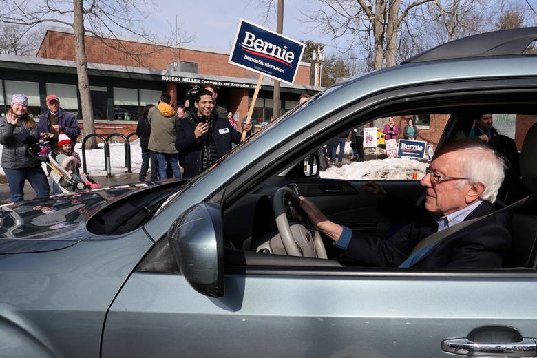 Ứng cử viên Bernie Sander lái xe đến điểm bỏ phiếu ngày Siêu thứ Ba. Ảnh: Reuters