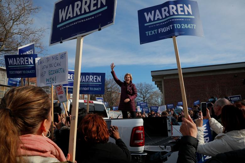 Bà Elizabeth Warren gặp gỡ cử tri tren đường đi bầu cử sơ bộ tại Cambridge, Massachusetts. Ảnh: Reuters