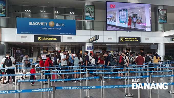 Từ ngày 1-5-2020, Sân bay Đà Nẵng là cảng hàng không thứ 2 trong nước dừng phát loa thông tin lịch trình, hỗ trợ khách qua loa phát thanh mà sử dụng màng hình led để giảm tiếng ồn. Ảnh: TRIỆU TÙNG