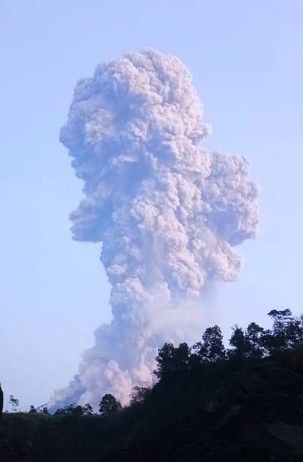 The eruption lasts about eight minutes, according to Indonesia’s Geology and Volcanology Research Agency. (Source: AFP/VNA)