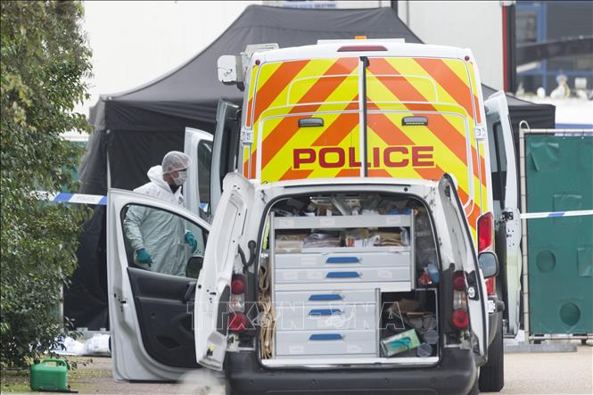 Nhân viên pháp y thuộc Cảnh sát Anh điều tra tại hiện trường xe container chở 39 thi thể ở Khu Công nghiệp Waterglade thuộc hạt Essex, miền Đông Nam nước Anh ngày 23-10-2019. Ảnh tư liệu: THX/TTXVN