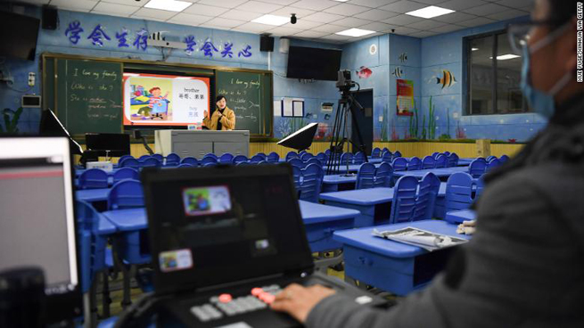 Giáo viên tiếng Anh dạy trực tuyến tại trường tiểu học thực nghiệm quốc tế Lushan ở Trường Sa, tỉnh Hồ Nam, Trung Quốc ngày 10-2. Ảnh: Getty