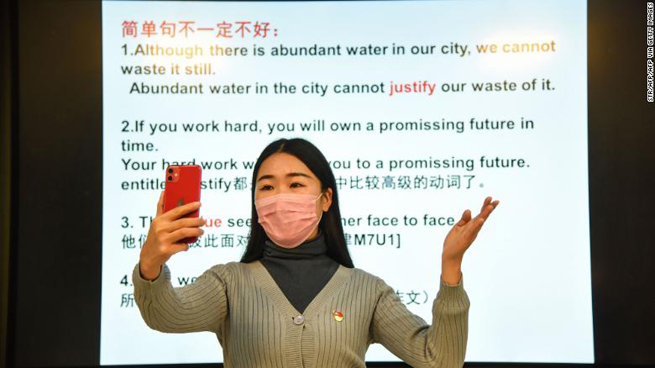 Giáo viên giảng bài qua điện thoại di động tại trường trung học ở Đông Hải, tỉnh Giang Tô, Trung Quốc ngày 17-2. Ảnh: Getty