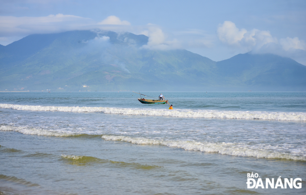 Fishermen in Da Nang often net bumper hauls of tiny sea snails between 1st and 3rd lunar months.