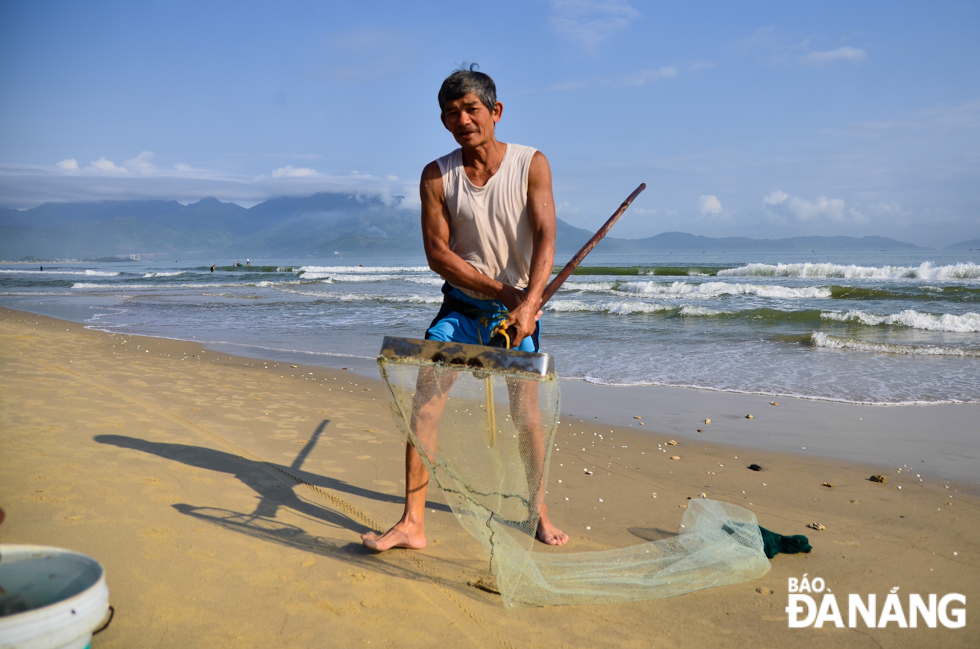 Long bamboo rakes attached with small fishing nets are used to scrape these little snails.