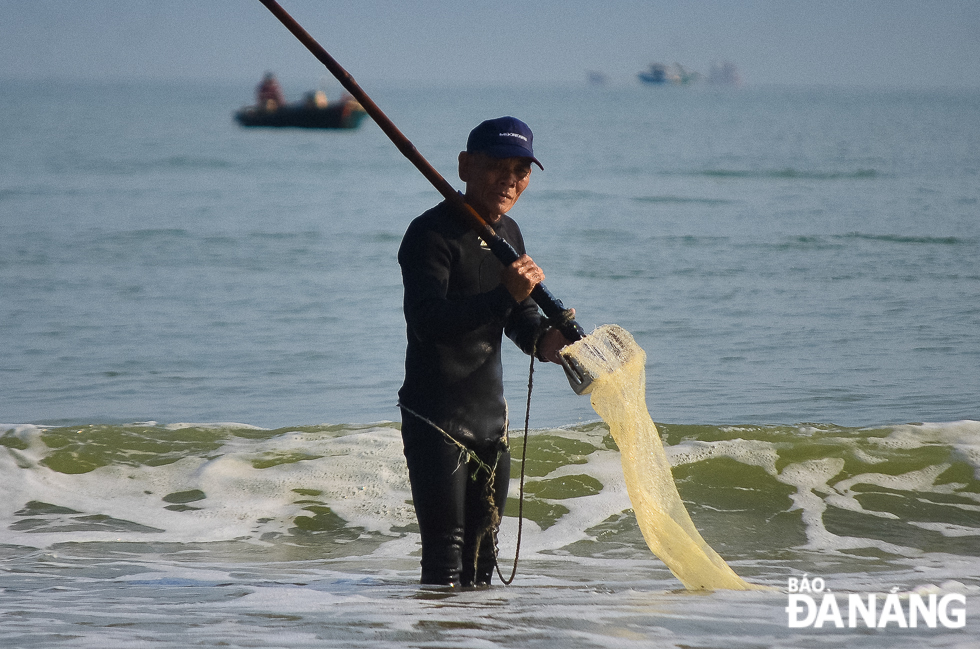 This species of sea snails usually hides themselves under sand seabeds, so fishermen must immerse themselves in water for many hours. 