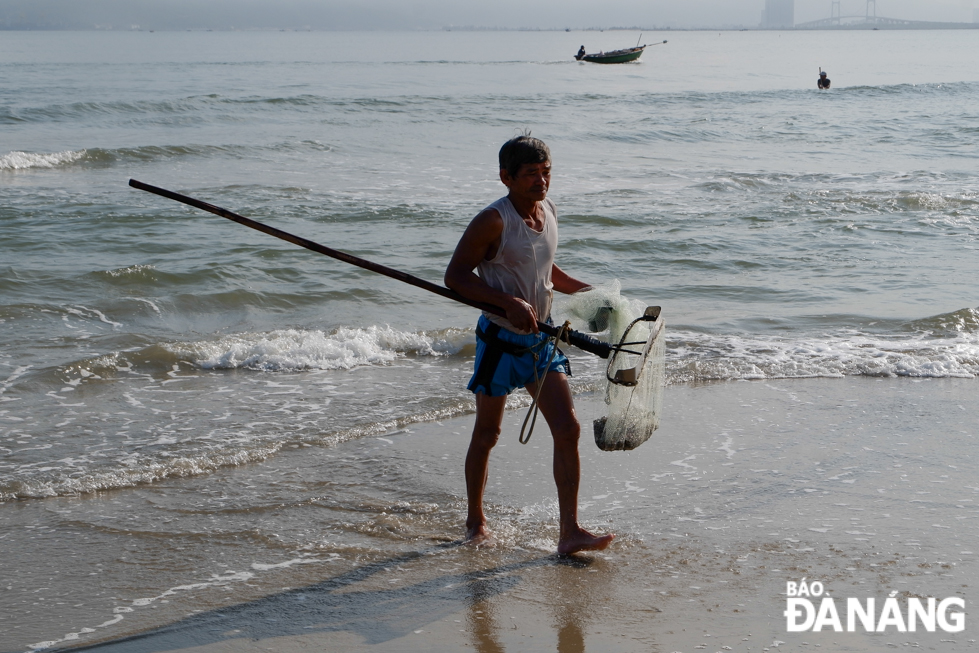 Each of fishermen can scrape between 30 and 40 kilos per day