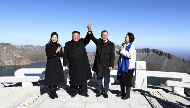 Chủ tịch Triều Tiên Kim Jong-un (thứ 2 bên trái) cùng Tổng thống Moon Jae-in và hai phu nhân thăm ngọn núi thiêng Paektu ở Triều Tiên ngày 20-9-2018. Ảnh: AP