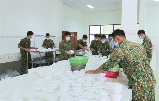 Soldiers prepare meals for people in quarantine in the southern province of Tien Giang (Photo: VNA)