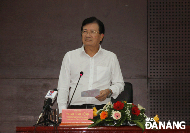 Phó Thủ tướng Chính phủ Trịnh Đình Dũng phát biểu chỉ đạo tại buổi làm việc với lãnh đạo thành phố Đà Nẵng và tỉnh Quảng Nam vào sáng 6-3. Ảnh: P.DIỆP