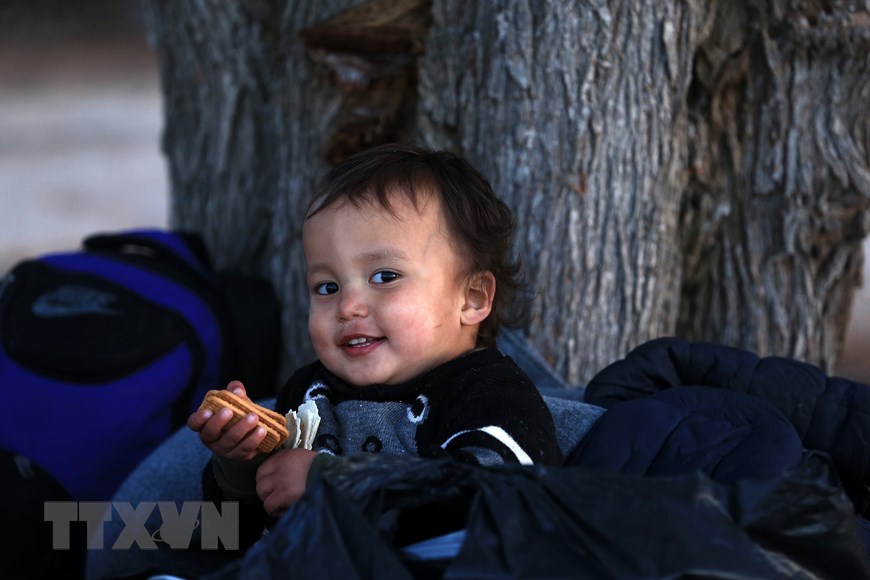 Hàng chục nghìn người di cư đã đổ về khu vực biên giới Thổ Nhĩ Kỳ-Hy Lạp nhằm tìm cách đến châu Âu, sau khi Thổ Nhĩ Kỳ hôm 28/2/2020 tuyên bố mở cửa biên giới cho người di cư tìm đường đến châu Âu thay vì giữ họ ở lại nước này theo thỏa thuận mà Ankara đã ký kết với Liên minh châu Âu (EU) hồi năm 2016. Trong ảnh: Trẻ em di cư theo cha mẹ từ Thổ Nhĩ Kỳ tới khu vực Skala Sikaminias trên đảo Lesvos, Hy Lạp, ngày 2/3/2020. (Nguồn: THX/TTXVN)